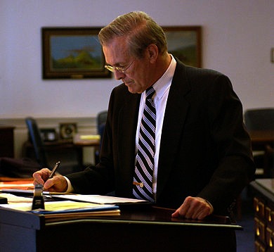 Donald Rumsfeld et son bureau debout