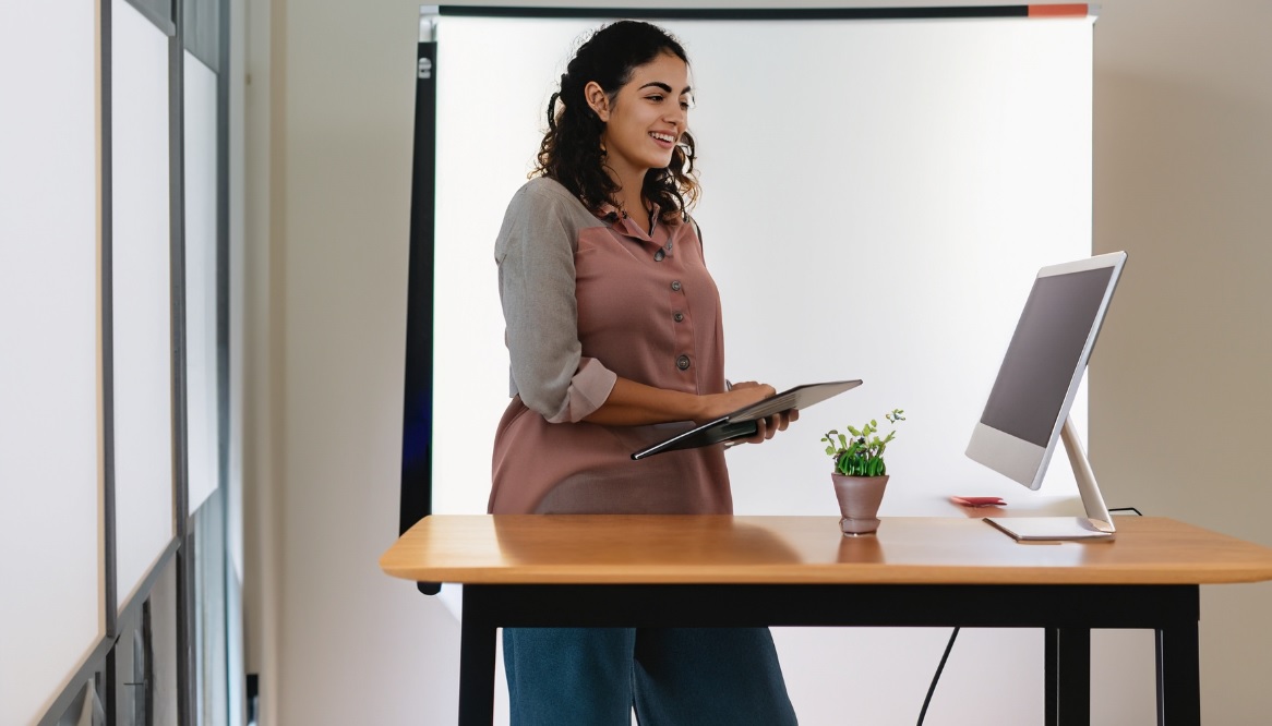 femme devant un bureau debout