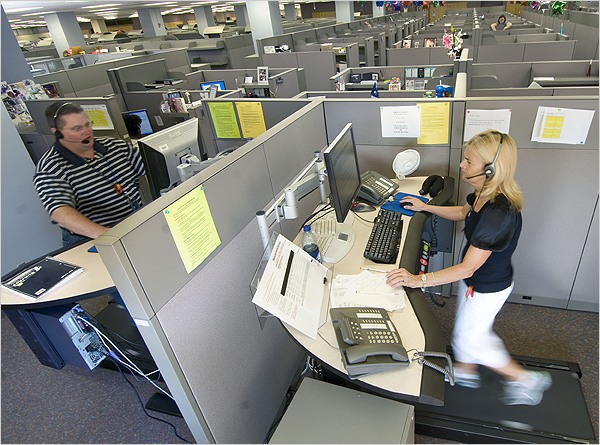 open space avec bureau et tapis de marche