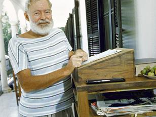 Ernest Hemingway et son bureau debout