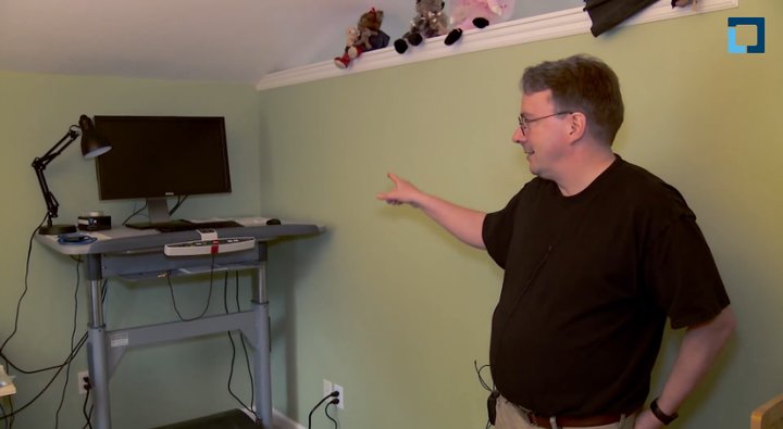 Linus Torvalds et son bureau debout