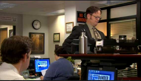 Dwight Schrute (série The Office) et son bureau debout
